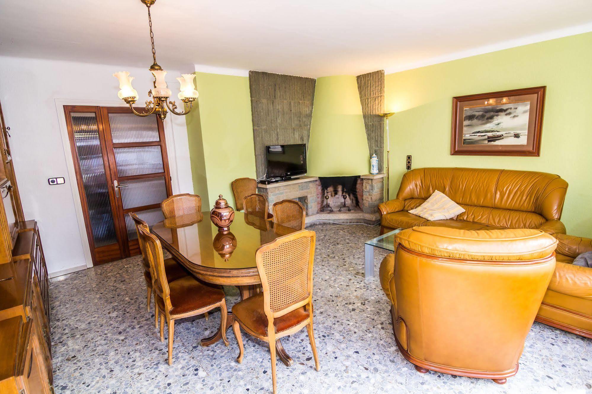 Agi Joan Badosa Apartment Roses Bagian luar foto